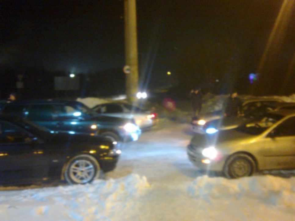 Барнаульские автомобилисты провели новую акцию протеста, создав "пробку" у АЗС "Газпромнефть". Фото и видео.