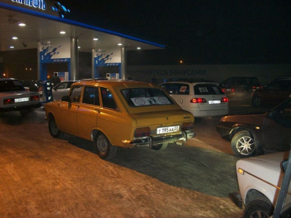 Барнаульские автомобилисты провели новую акцию протеста, создав "пробку" у АЗС "Газпромнефть". Фото и видео.