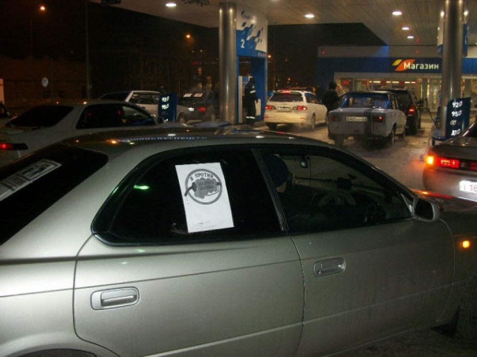 Барнаульские автомобилисты провели новую акцию протеста, создав "пробку" у АЗС "Газпромнефть". Фото и видео.