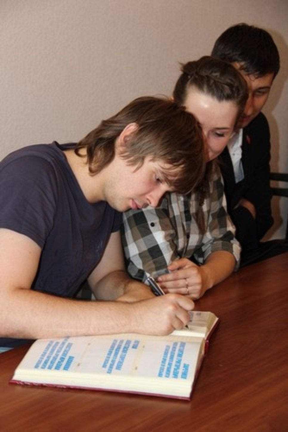 "Виски, трубка, джаз - релаксирую...": в Алтайском Заксобрании продолжается неравная борьба с курением.