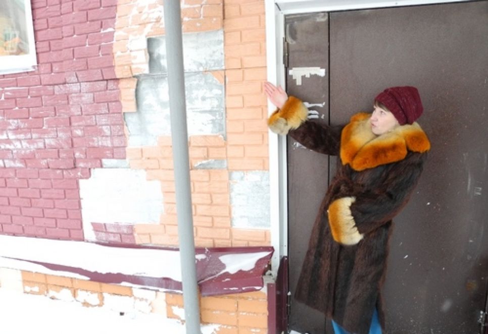 В Бийске замерзают жильцы экспериментальных новостроек: батареи горячие, а в квартирах 0...+4&degС. Фото и видео.