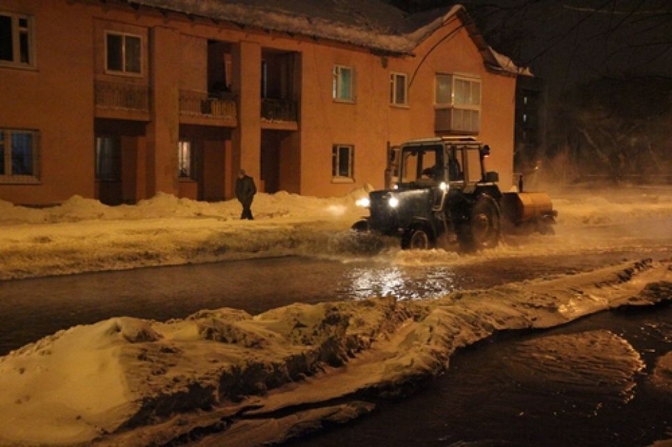 Барнаульский водоканал устранил аварию в микрорайоне Поток.