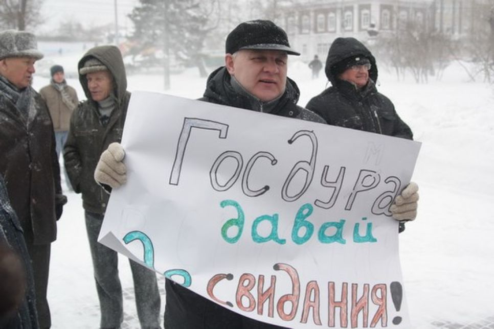 Роспуска Госдумы требовали барнаульские оппозиционеры  возле памятника жертвам политрепрессий. Фото.