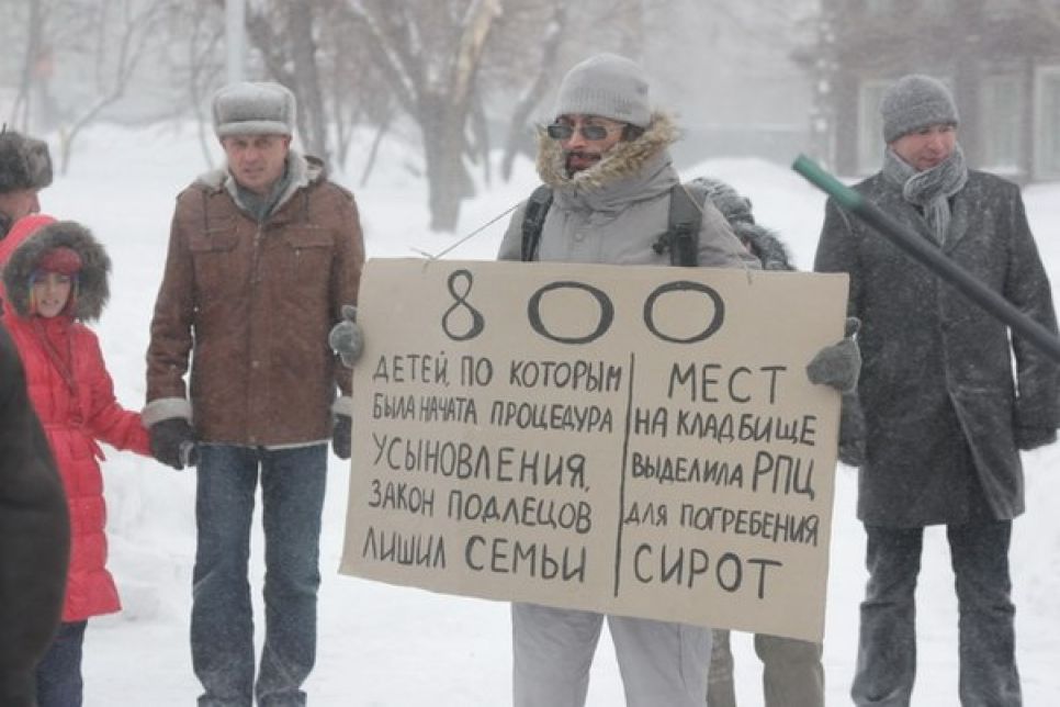 Роспуска Госдумы требовали барнаульские оппозиционеры  возле памятника жертвам политрепрессий. Фото.