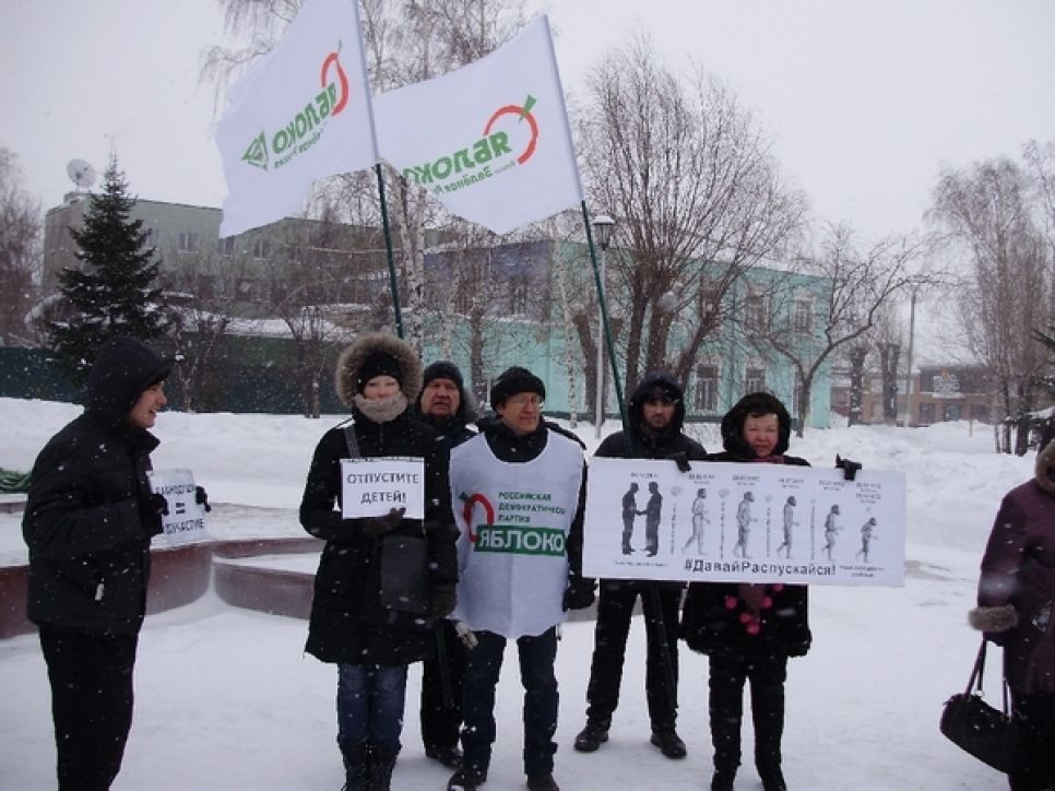 Роспуска Госдумы требовали барнаульские оппозиционеры  возле памятника жертвам политрепрессий. Фото.