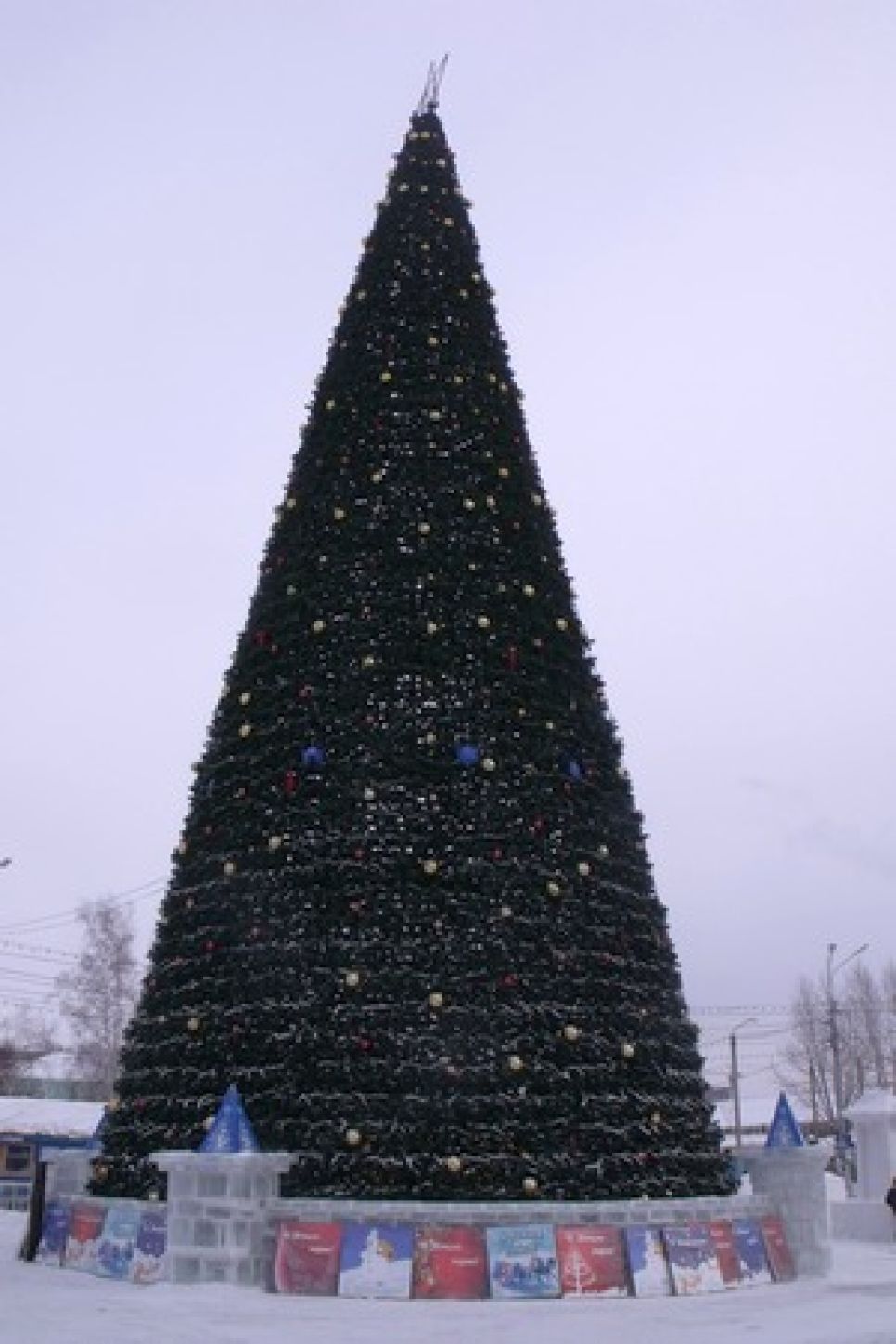 Председатель Федерации автовладельцев России Виктор Клепиков: мы предлагали перенести главную барнаульскую елку с площади Сахарова, но не на маленькую площадь Свободы.