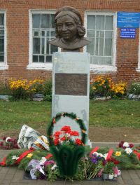 Открытие бюста Веры Кащеевой в ее родном селе на Алтае спровоцировало скандал среди депутатов и общественности