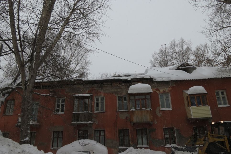 Жителей дома в Барнауле, в котором обрушилась крыша, переселят в маневренный фонд. Постоянное жилье им обещают предоставить в этом году
