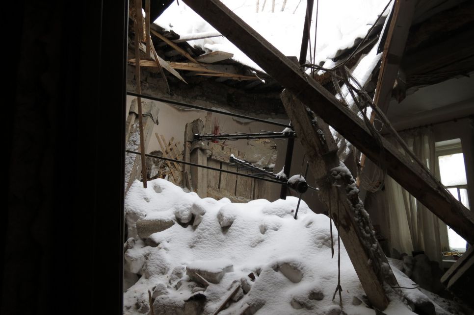 Жителей дома в Барнауле, в котором обрушилась крыша, переселят в маневренный фонд. Постоянное жилье им обещают предоставить в этом году