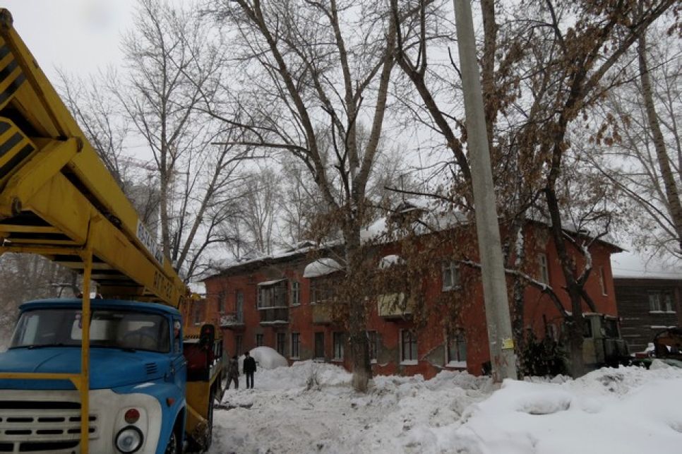 У жилого дома в Барнауле провалилась крыша