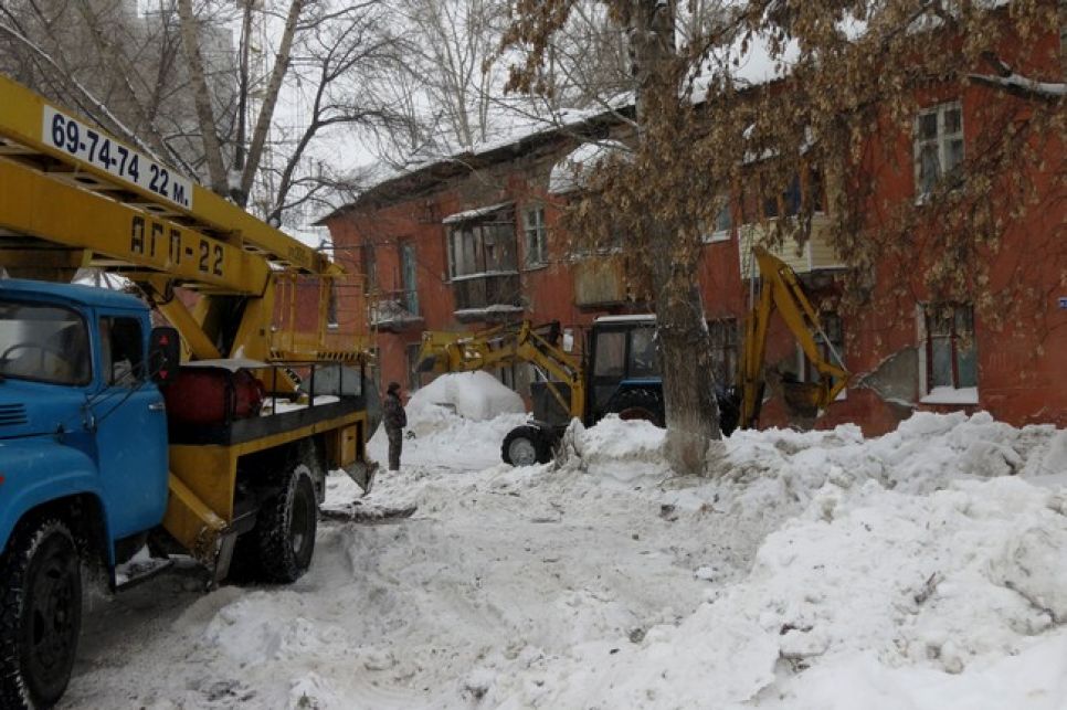 У жилого дома в Барнауле провалилась крыша