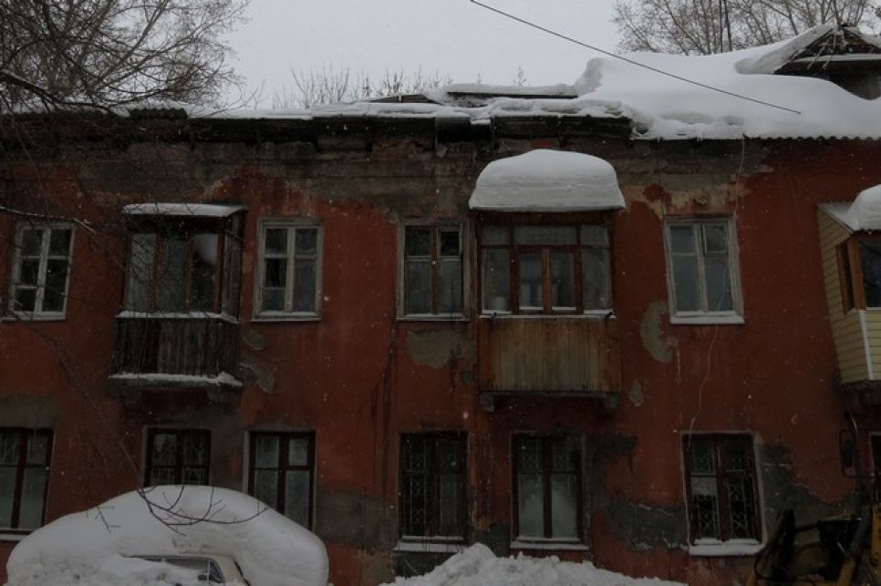 У жилого дома в Барнауле провалилась крыша