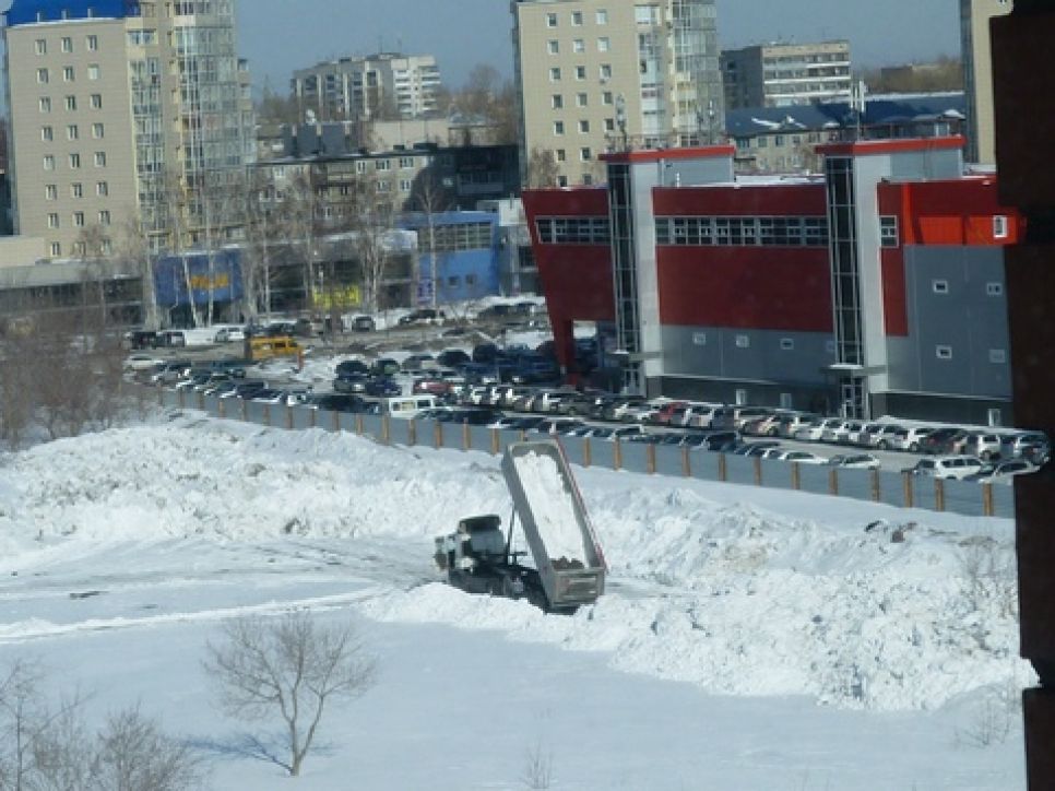 Незаконная свалка снега образовалась в барнаульском микрорайоне «Невский»