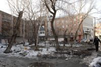 Жильцы дома «Под шпилем» второй год просят помощи в благоустройстве их двора