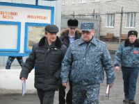 Председатель ОНК Александр Гончаренко обходит колонию