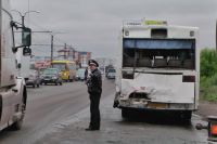 В Барнауле бензовоз въехал в автобус с пассажирами