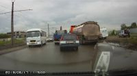 В Барнауле бензовоз въехал в автобус с пассажирами