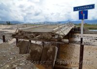 На Алтае паводковые воды снесли мост через реку