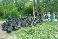 Несколько «КамАЗов» с мусором вывезли с территории парка «Юбилейный» в Барнауле