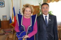 Валентине Матвиенко подарили национальный костюм