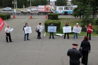 Барнаульские коммунисты вышли на пикет против «десталинизации» с  «пропутинским» лозунгом