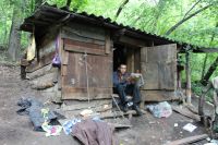 В Горно-Алтайске ликвидировали бомжатник