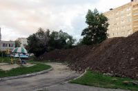 Земельная насыпь от траншеи уходит во двор домов по улице Юрина 202 «а», «б», «в»