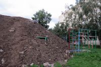 Засыпанные землей футбольные ворота возле дома по Юрина, 202 «а» корпус 2
