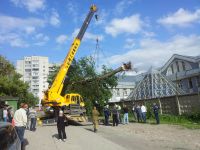 В Барнауле ветер вырвал c корнями дерево у здания ФСИН