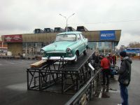 «Волга» рядом с входом на автовокзал