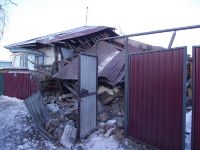 Взрывом бытового газа в Бийске разрушило половину дома