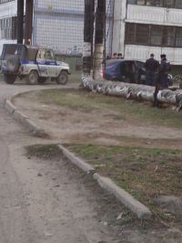 В Бийске неизвестные напали на припаркованный во дворе автомобиль и его пассажиров