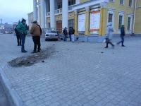 Лихая автоледи на иномарке протаранила здание Молодежного театра Алтая