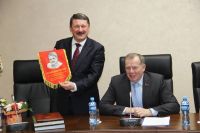 «Победителю в капиталистическом соревновании»: алтайские коммунисты преподнесли необычный подарок вице-спикеру Осипову