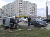 Mitsubishi Pajero «споткнулся» о легковушку на перекрестке в Барнауле