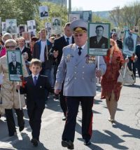 Александр Бердников прошелся в колонне «Бессмертного полка»