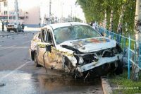 В результате ДТП в центре Барнаула Honda Inspire разорвало на части и раскидало по дороге