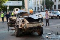 В результате ДТП в центре Барнаула Honda Inspire разорвало на части и раскидало по дороге