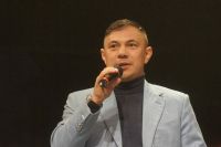 В Барнауле именные перчатки Кости Цзю ушли с молотка за 55 тысяч рублей