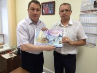 Лидер алтайских «жириновцев» получил в подарок от коммуниста Козловского сборник «По щучьему веленью»