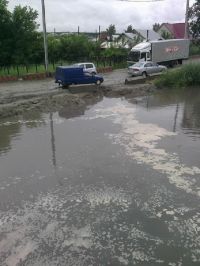 Из-за обильных осадков затруднено движение на некоторых улицах Барнаула