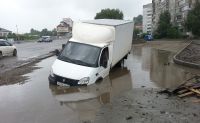 Машины проваливаются в ямы на реконструируемой дороге в Бийске