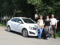 Добавили торжественности: алтайские единороссы передали пострадавшим от паводка сельчанам машину из Новокузнецка