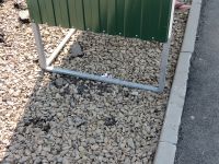 Остановка никак не укреплена на грунте