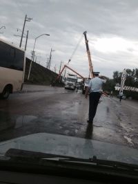 На Старом мосту в Барнауле грузовик в очередной раз не вписался в ограничительные рамки