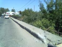 Молодой водитель на иномарке сорвался с моста в Барнаулку