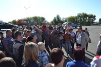 Работники АМК «Угриничъ» во время акции у ворот предприятия