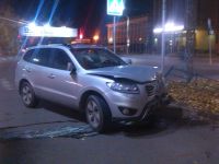 В Барнауле водитель Hyundai снес ограждения и сбежал, бросив свое авто