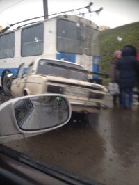 В Барнауле молодой водитель на «шестерке» протаранил троллейбус