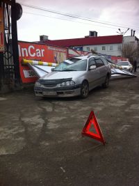 В Барнауле металлическая конструкция неподалеку от ТВК «Республика» смяла кузов Toyota